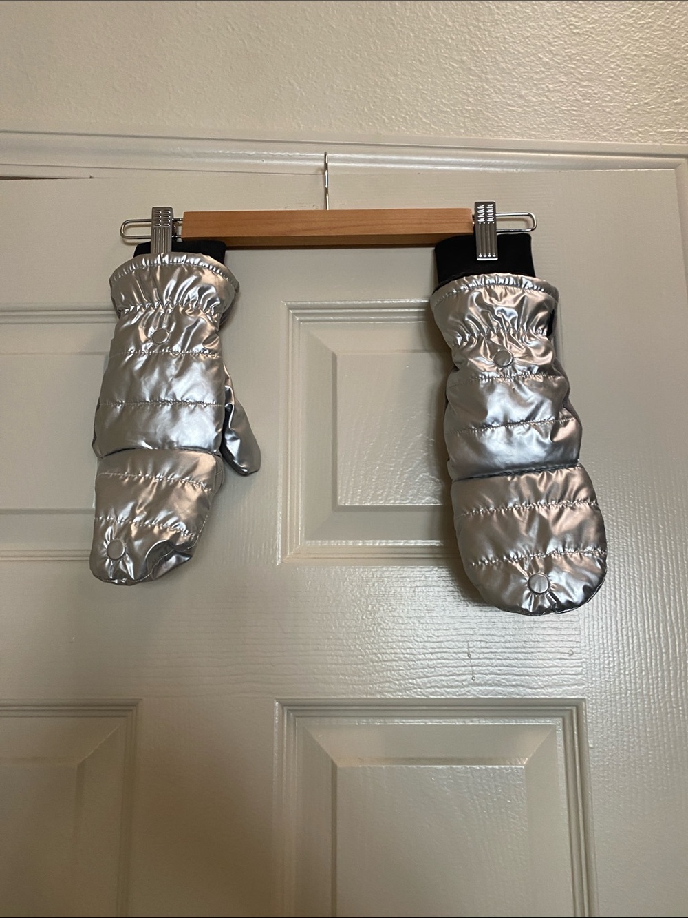 isotoner Silver and Gray Quilted Mittens